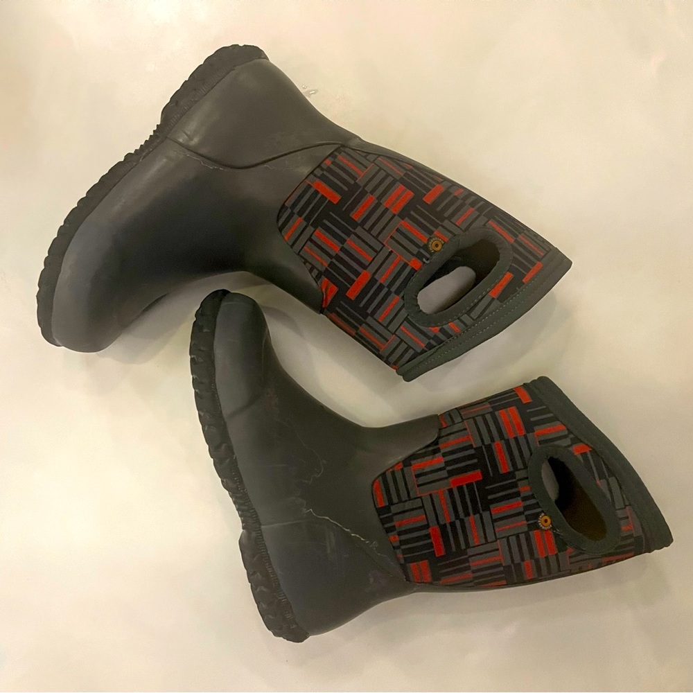 BOYS BOGS SIZE 2